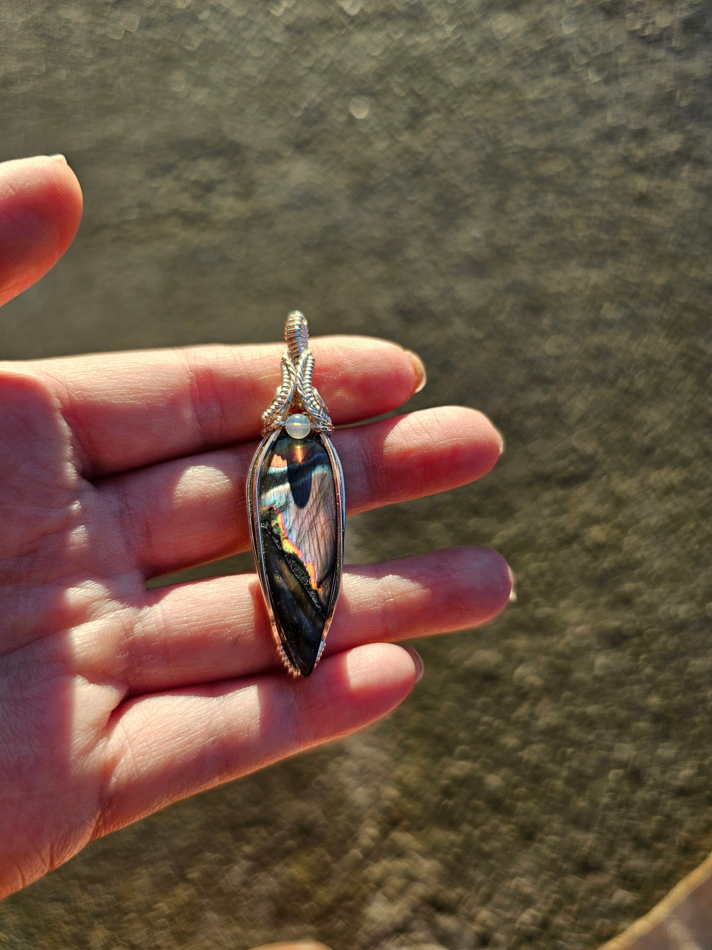 Labradorite with full rainbow flash